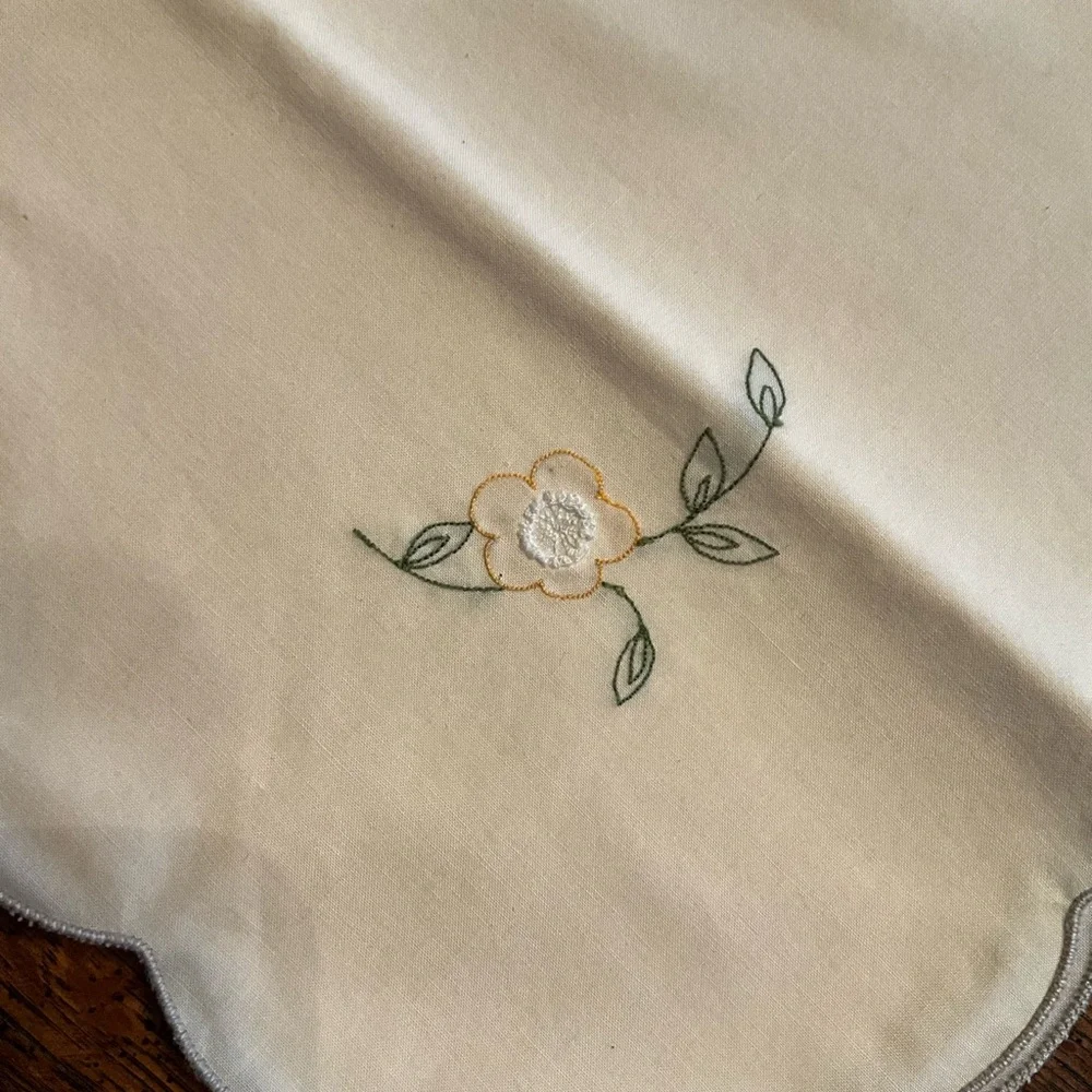 Eight Scalloped Edge Ivory Cream Floral Embroidered Vintage Dinner Napkins